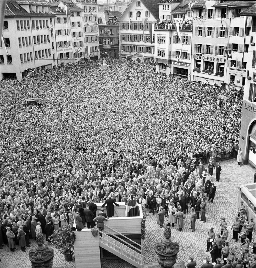 The former Prime Minister of Great Britain and opposition leader, Winston Churchill, holds a speech on September 19, 1946, at the crowded Muensterhof in Zurich, Switzerland. (KEYSTONE/PHOTOPRESS-ARCHIV/Str)