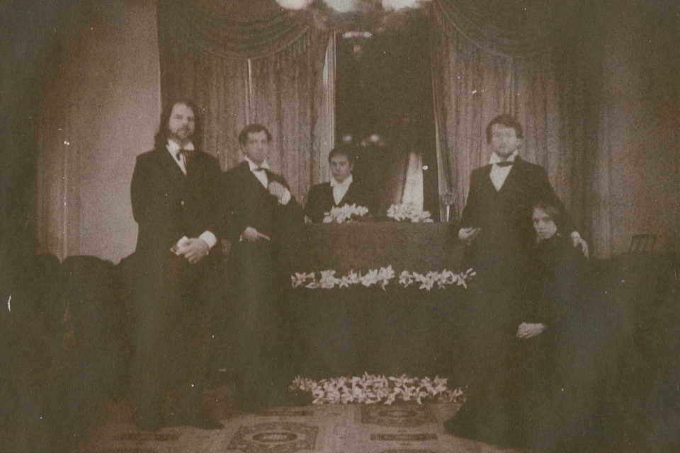 Coffin. ©Hal Hirshorn