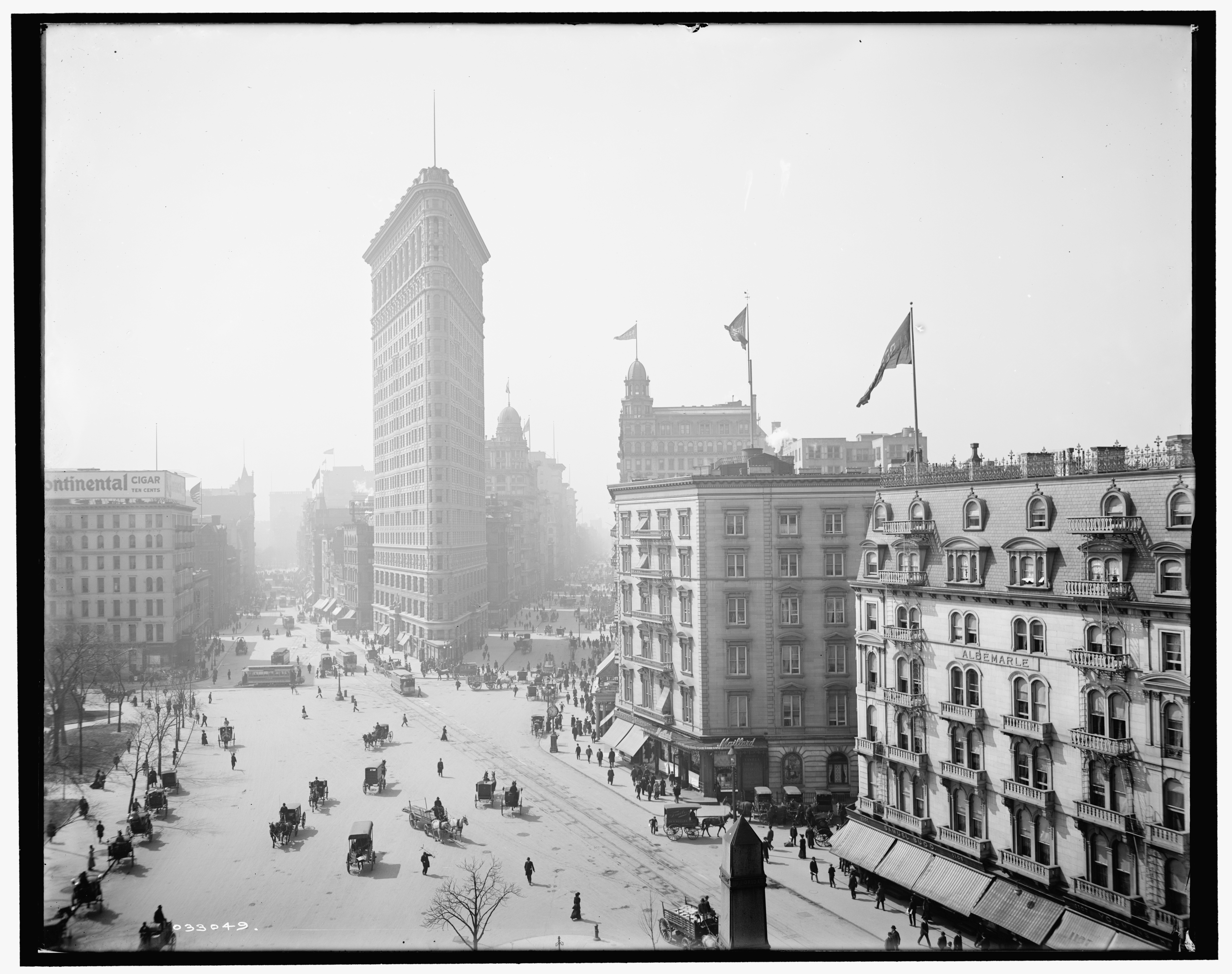 Flatiron and Fifth Avenue Hotel, Detroit Publishing Company c. 1902